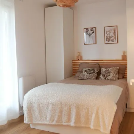 Apartment Front De *