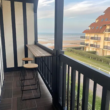 Apartment Front De